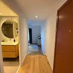 Luxury With Harbor Views 2 아파트 *